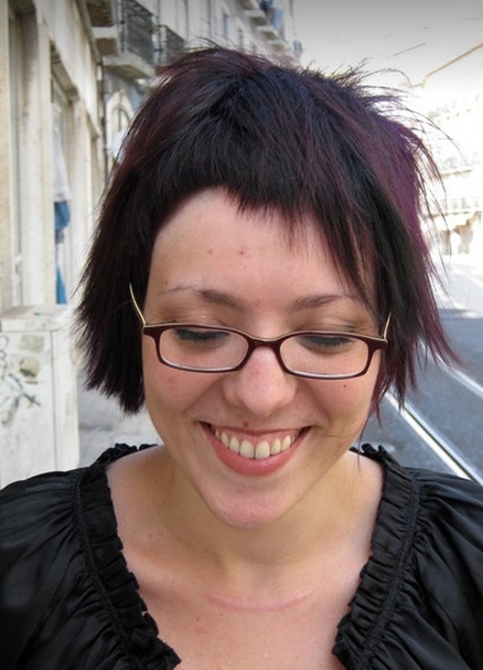 fryzury krótkie uczesanie damskie z fajną poszarpaną, asymetrycznie ciętą grzywką, fioletowe pasemka, zdjęcie numer 195